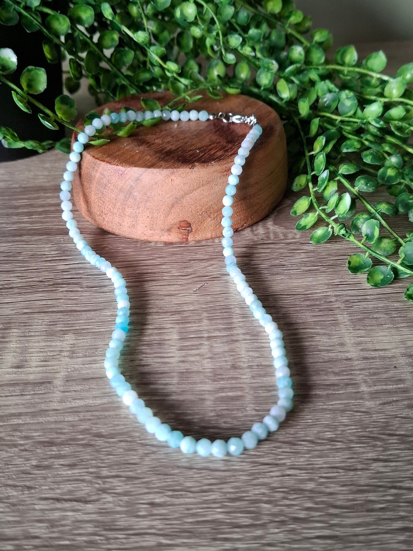 A facet geslepen amezoniet ketting