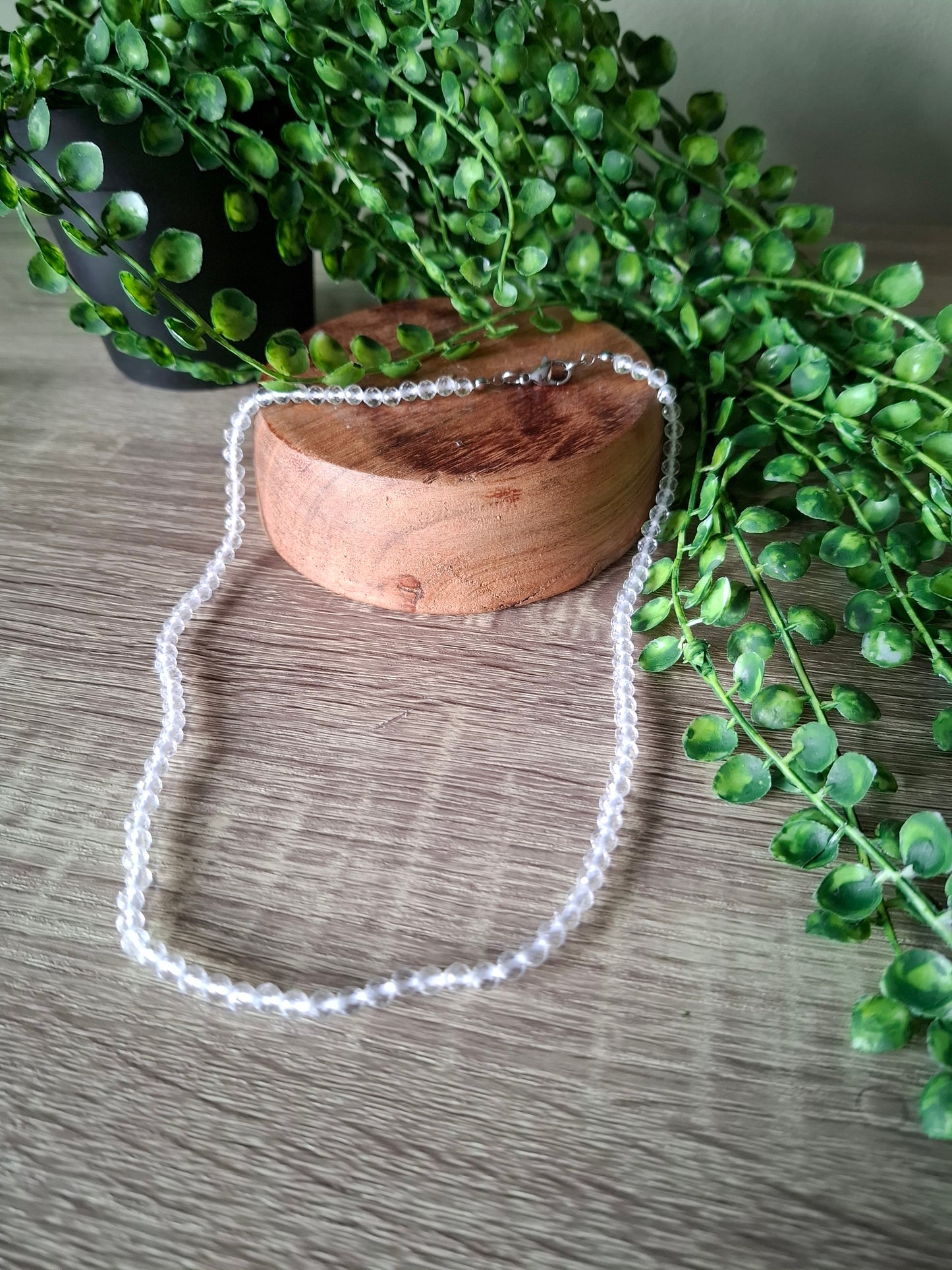 A facet geslepen bergkristal ketting