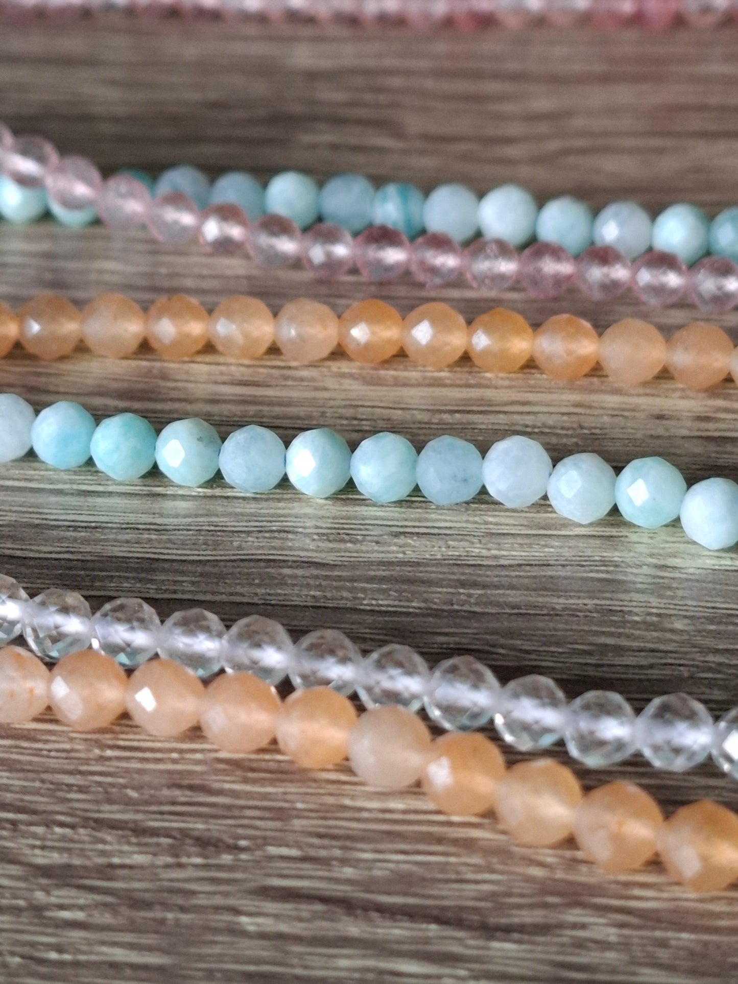 A facet geslepen amezoniet ketting