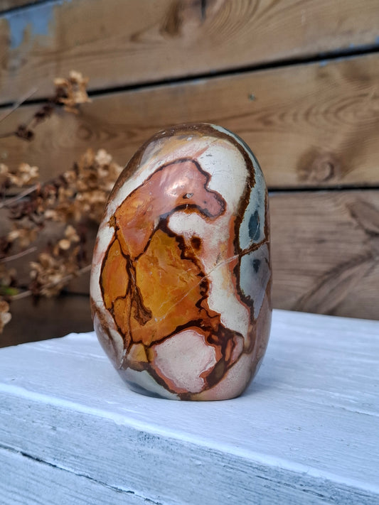 Polychroom jaspis sculptuur