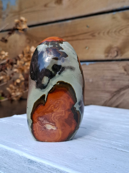 Polychroom jaspis sculptuur