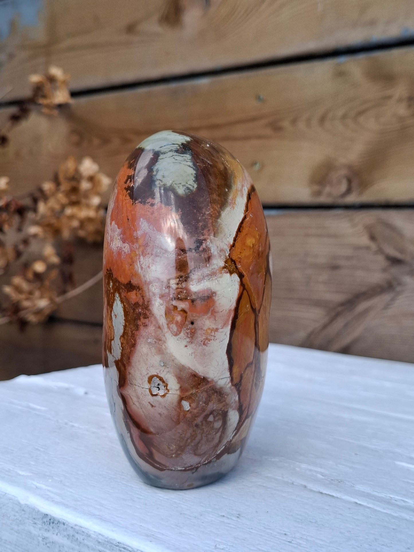 Polychroom jaspis sculptuur