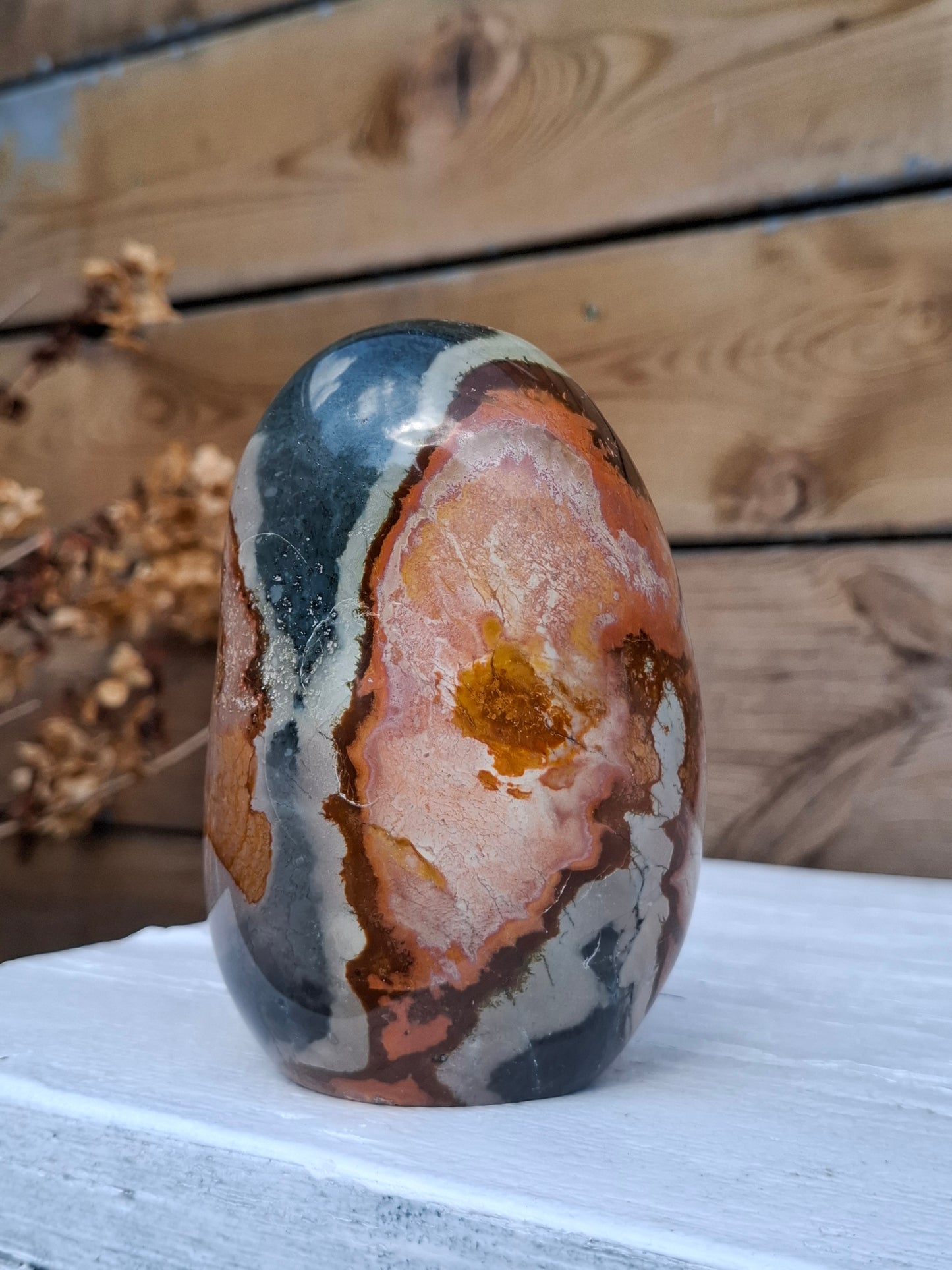 Polychroom jaspis sculptuur