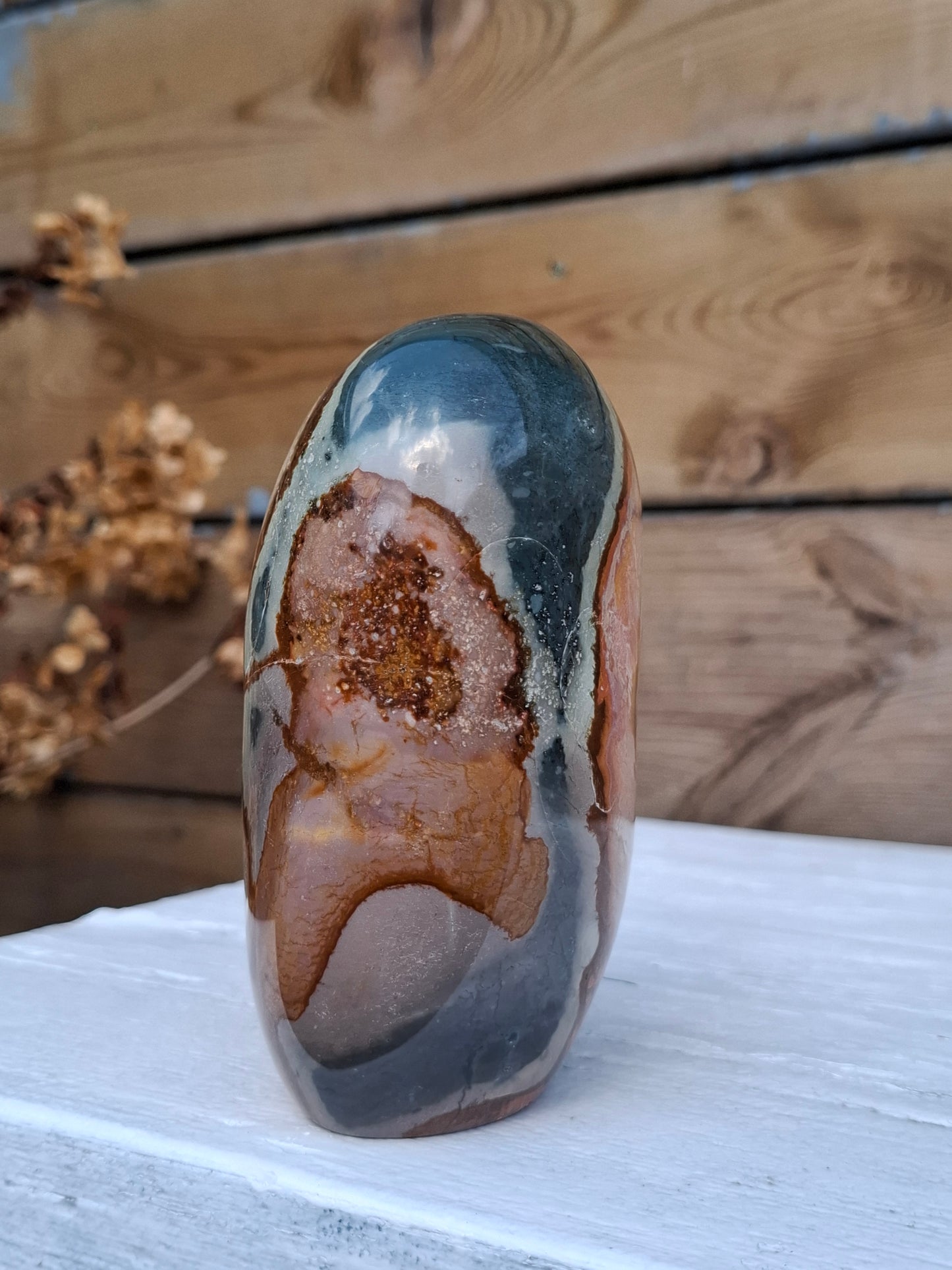 Polychroom jaspis sculptuur