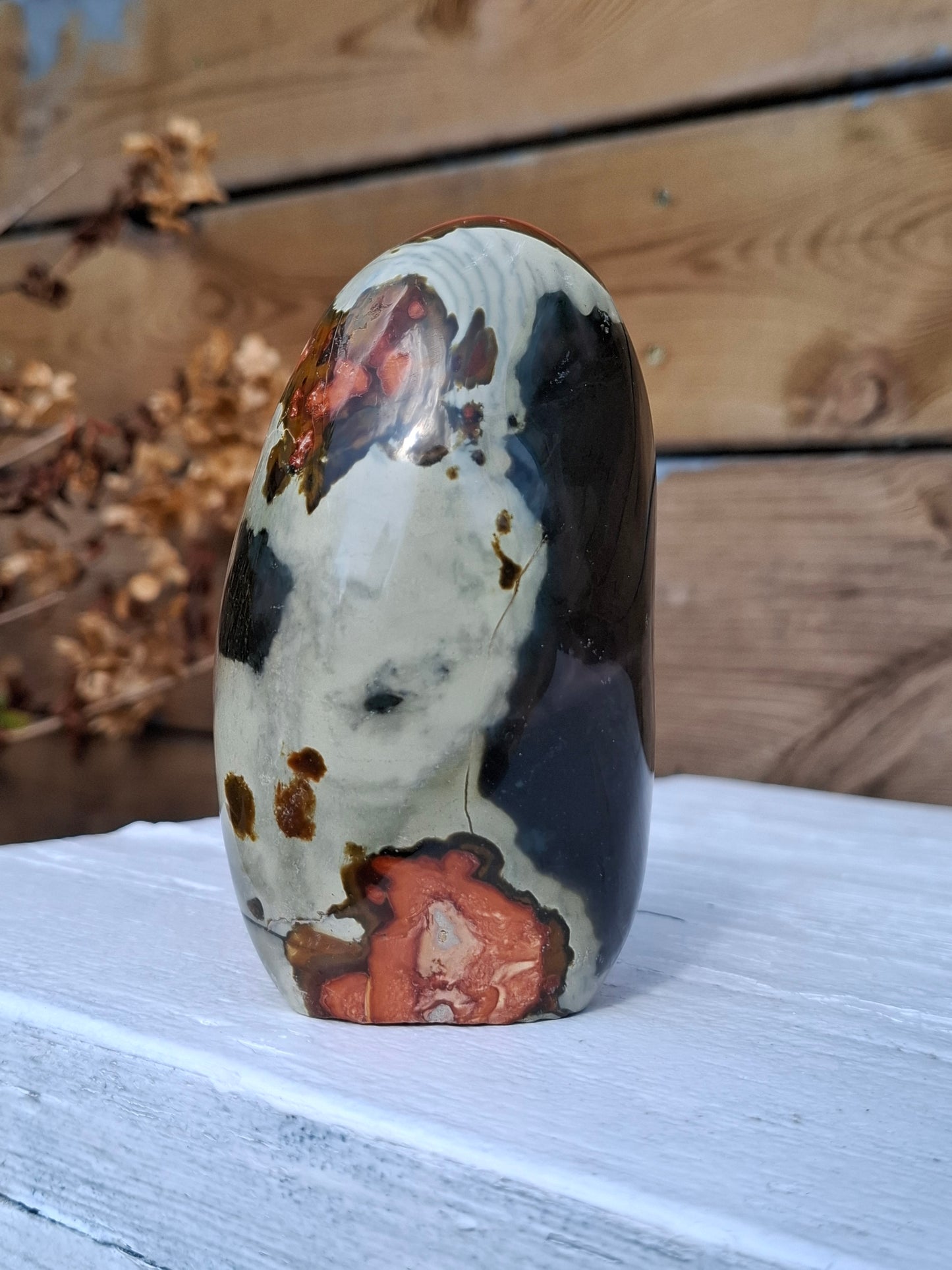 Polychroom jaspis sculptuur