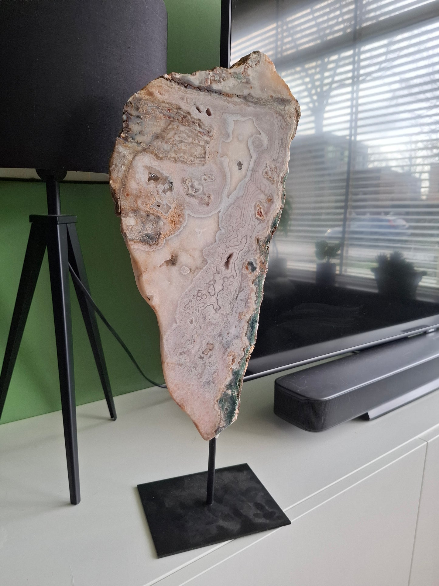 Roze amethist ( chalecedoon)op standaard
